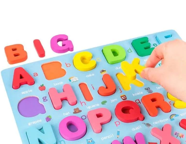 Une main place une lettre jaune « K » dans un puzzle d'alphabet coloré. D'autres grandes lettres forment le mot « BIG » au-dessus du puzzle.