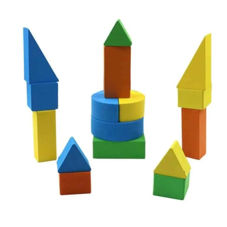 Le Puzzle préscolaire – Formes triangulaires colorées présente des blocs de bois vibrants empilés en tours et en maisons, présentant des triangles, des rectangles et des cylindres pour une touche ludique.