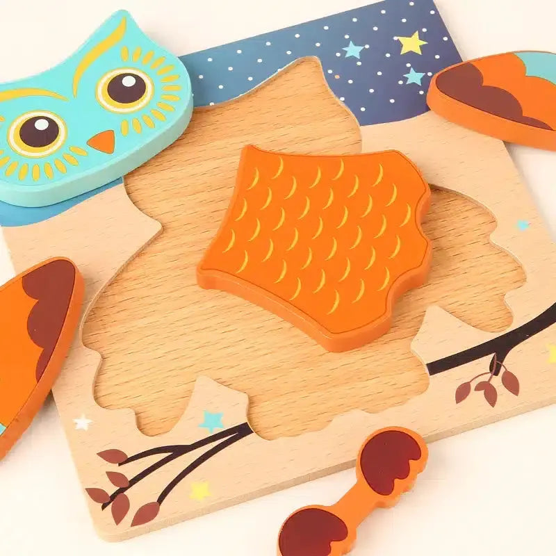 Un puzzle en bois avec un hibou dessus.