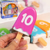 Une personne tenant un Jouet de Maths pour Enfants - Crème Glacée avec un numéro dessus.