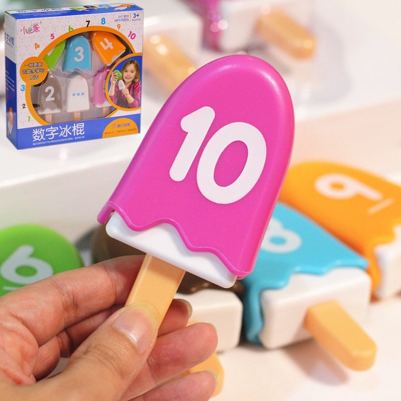 Une personne tenant un Jouet de Maths pour Enfants - Crème Glacée avec un numéro dessus.