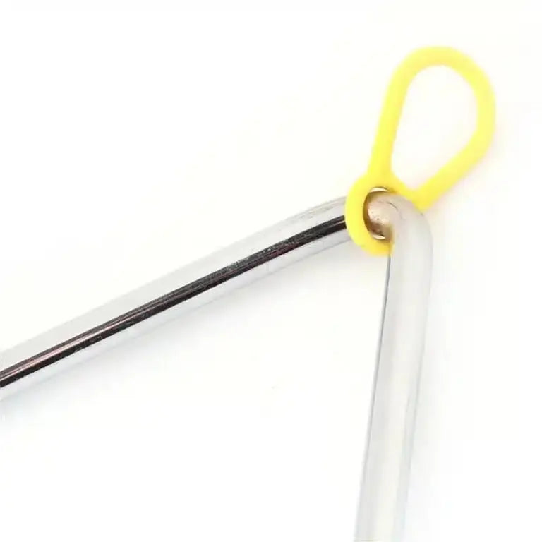 Gros plan du Triangle de musique de 10 cm doté d'une surface brillante et réfléchissante et d'une boucle en caoutchouc jaune attachée à son extrémité métallique arrondie.
