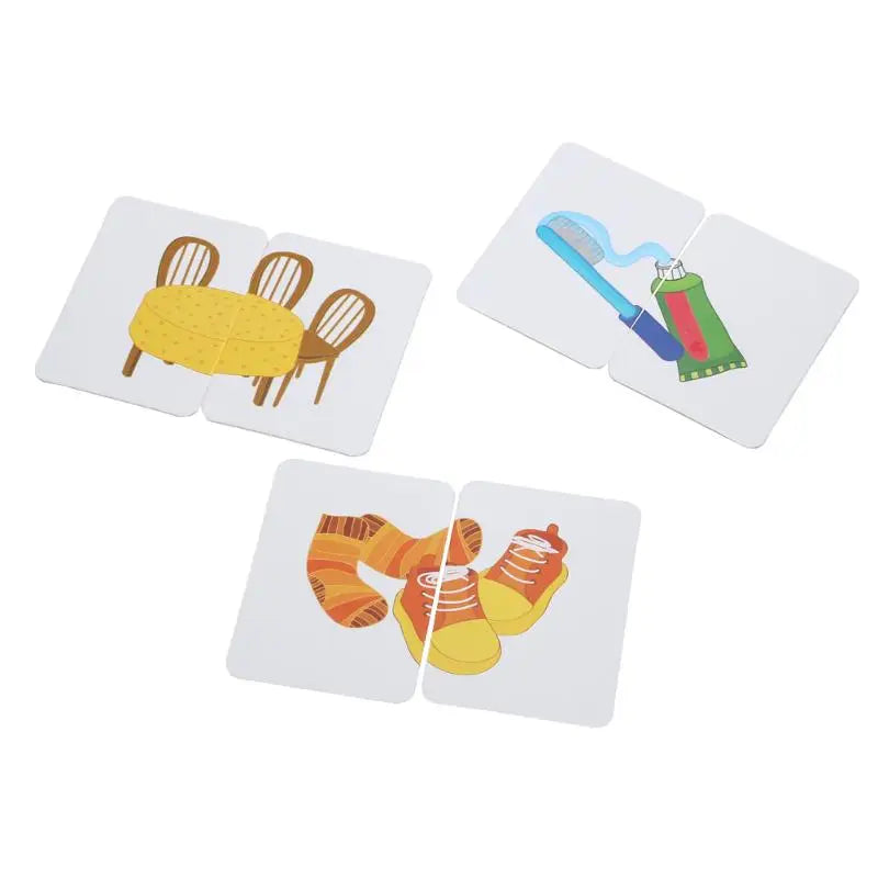 Un jeu de cartes avec différents objets dessus.