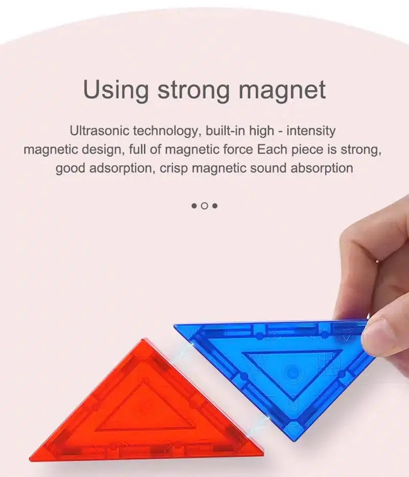 Une personne tient un triangle magnétique d’un ensemble Surprising Shapes Tangram Magnétique.