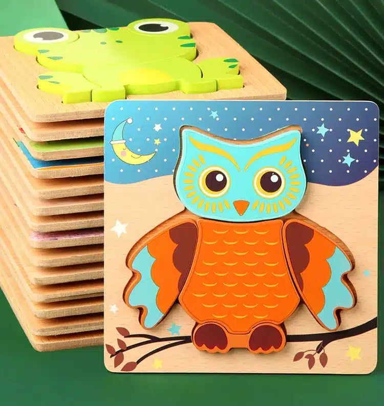 Une pile de puzzles en bois avec des hiboux et des grenouilles.