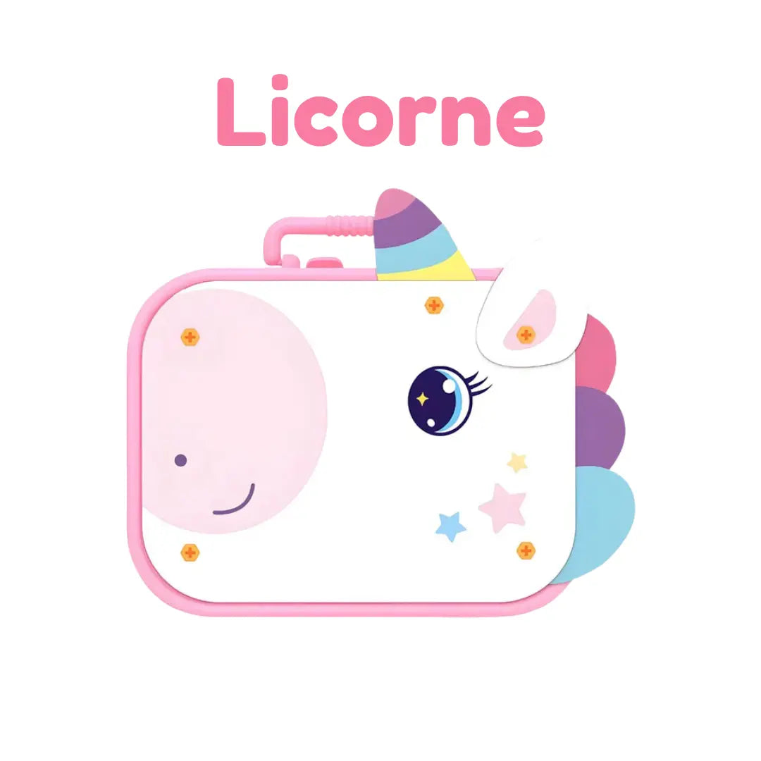 Une valise enfant fantaisiste sur le thème de la licorne pour les petits aventuriers. Blanche avec des bords roses, elle est ornée d'un œil de dessin animé, d'une corne colorée, d'étoiles et de l'inscription « Licorne » en rose sur le dessus : une boîte à outils magique idéale pour tous les voyages imaginaires.