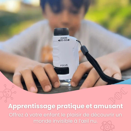 Un enfant explore la nature avec le Microscope de Poche pour Enfant - Portable, qui grossit jusqu'à 120x. Ce microscope pratique et amusant favorise la découverte scientifique et l’apprentissage actif en plein air.