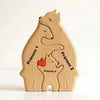Ce joli puzzle personnalisé de famille d'ours en bois est conçu en forme de cœur et représente une charmante famille d'ours. Vous pouvez le personnaliser avec les étiquettes « Prénom 1 », « Prénom 2 » et « Prénom 3 », ce qui en fait un puzzle personnalisé parfait pour vos proches.