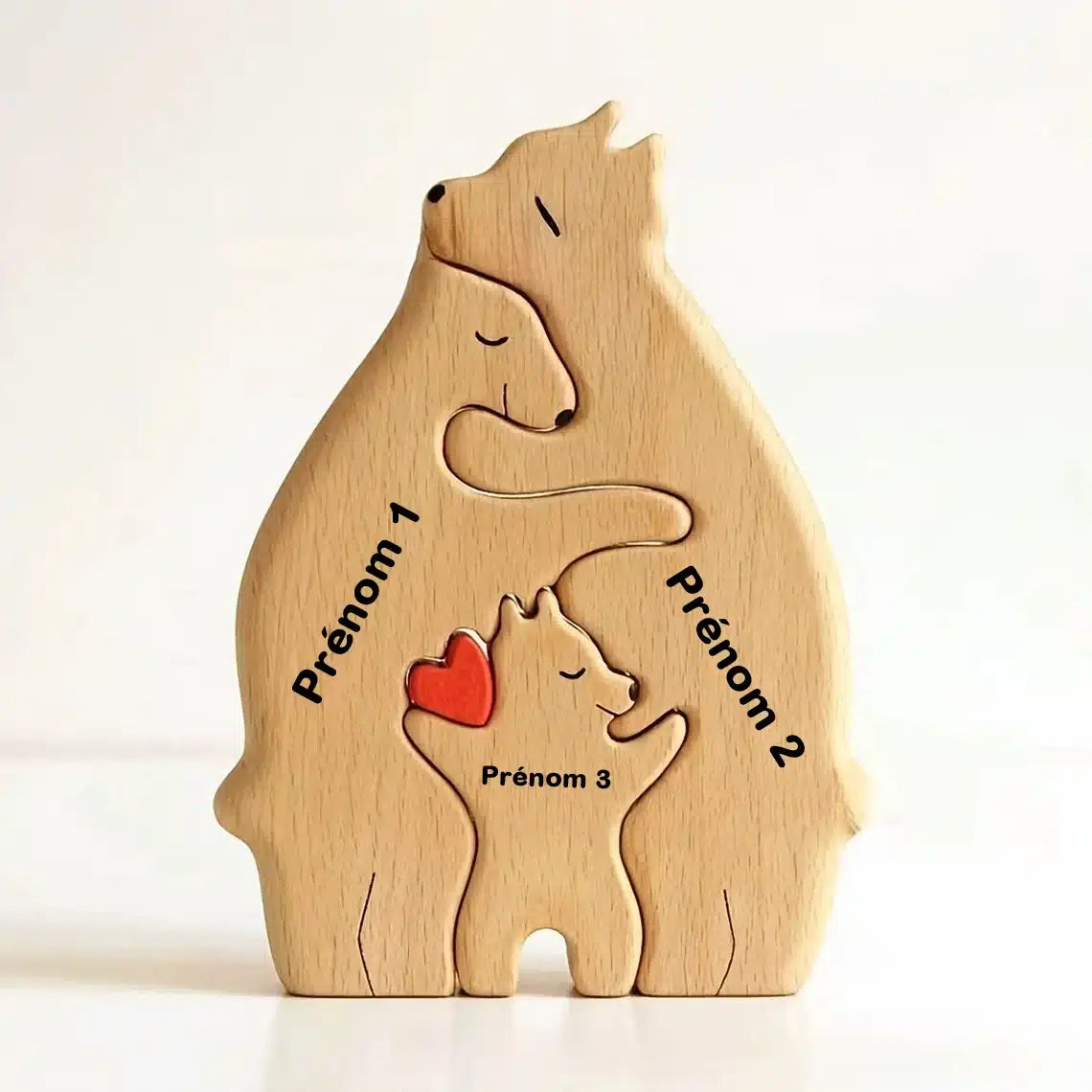 Ce joli puzzle personnalisé de famille d'ours en bois est conçu en forme de cœur et représente une charmante famille d'ours. Vous pouvez le personnaliser avec les étiquettes « Prénom 1 », « Prénom 2 » et « Prénom 3 », ce qui en fait un puzzle personnalisé parfait pour vos proches.