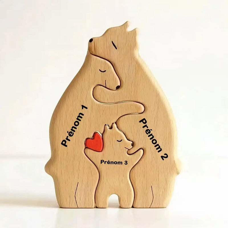 Ce joli puzzle personnalisé de famille d'ours en bois est conçu en forme de cœur et représente une charmante famille d'ours. Vous pouvez le personnaliser avec les étiquettes « Prénom 1 », « Prénom 2 » et « Prénom 3 », ce qui en fait un puzzle personnalisé parfait pour vos proches.
