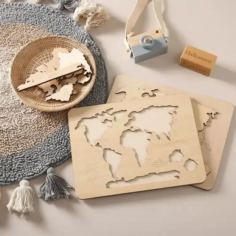 Le « Puzzle du monde en bois Montessori » repose sur un tapis à pompons texturé, avec un petit panier, un appareil photo jouet et des blocs de bois étiquetés « Halloween » et « Pâques », capturant l'essence tactile de l'apprentissage Montessori.