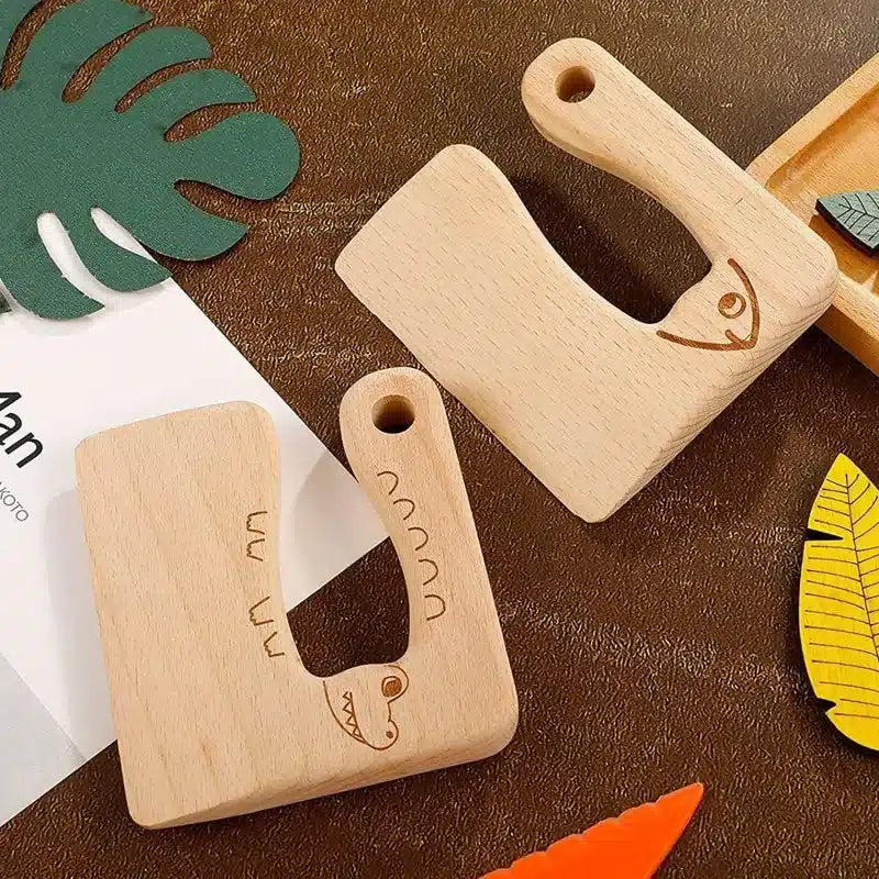 Un ensemble de jouets en bois avec des feuilles et des feuilles dessus.