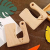 Un ensemble de jouets en bois avec des feuilles et des feuilles dessus.