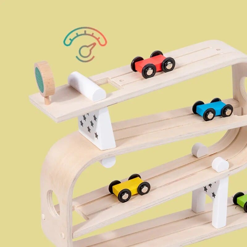 Une piste de voiture jouet en bois avec des voitures dessus.