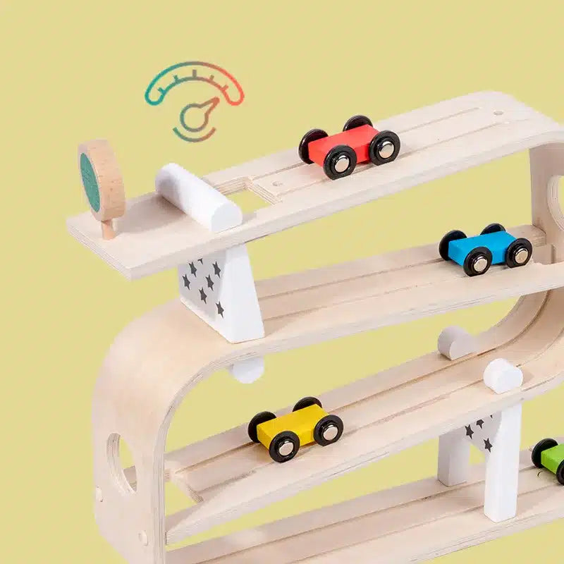 Une piste de voiture jouet en bois avec des voitures dessus.