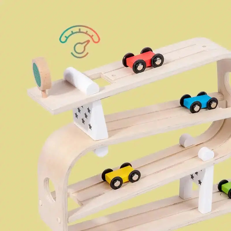 Une piste de voiture jouet en bois avec des voitures dessus.