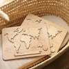 Découvrez le « Puzzle du monde en bois Montessori », un puzzle de carte en bois de haute qualité dans un panier en osier, représentant des continents comme l'Amérique du Nord et l'Australie ainsi qu'une découpe d'avion. Il est parfait pour tout environnement Montessori.