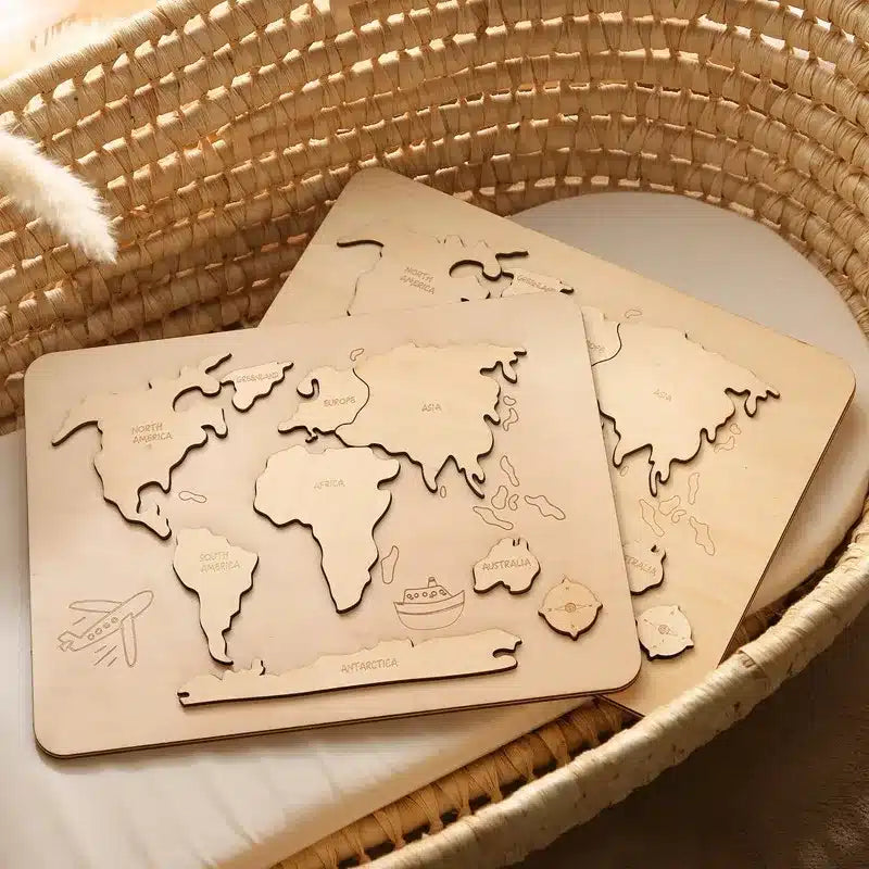 Découvrez le « Puzzle du monde en bois Montessori », un puzzle de carte en bois de haute qualité dans un panier en osier, représentant des continents comme l'Amérique du Nord et l'Australie ainsi qu'une découpe d'avion. Il est parfait pour tout environnement Montessori.