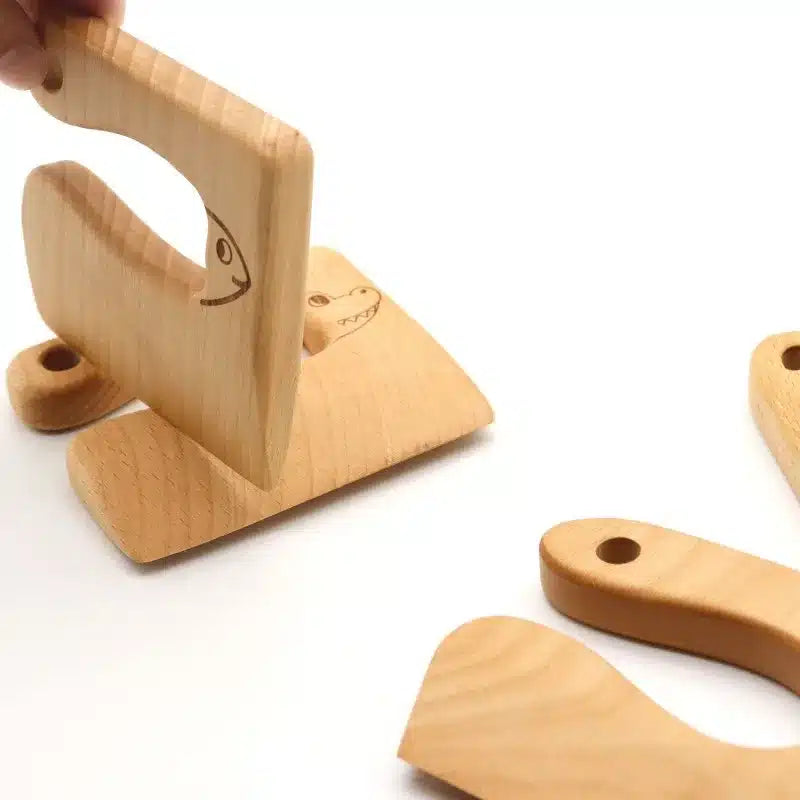 Une personne tient une paire de baguettes en bois.