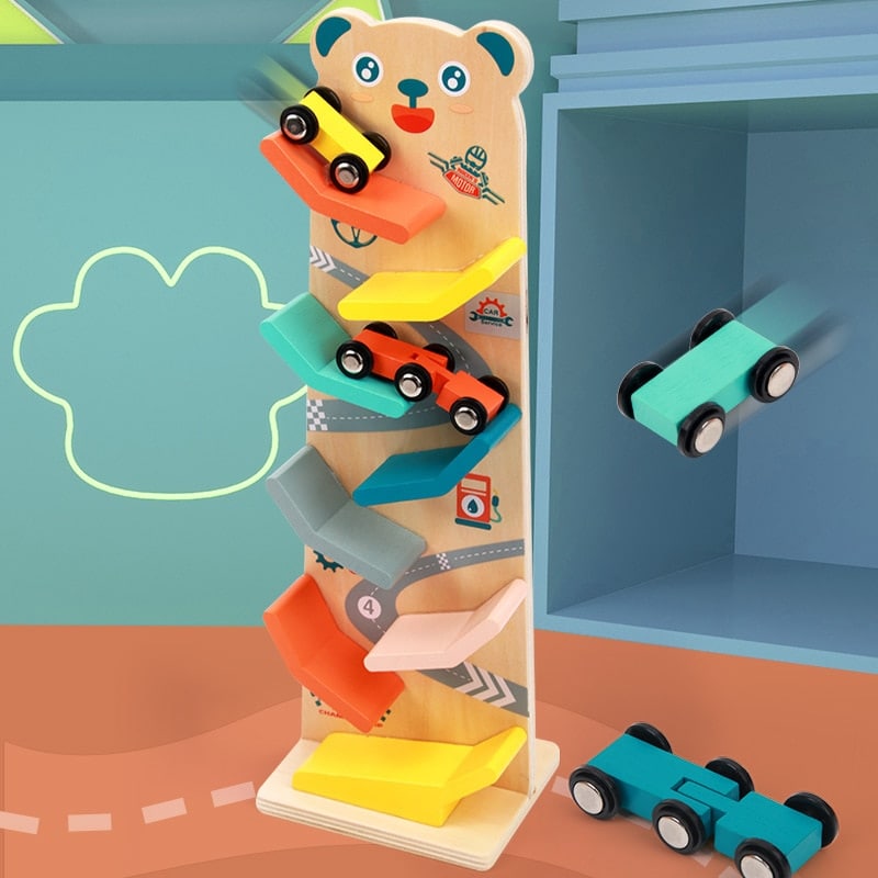 Une tour de jouets en bois avec des voitures et des ours en peluche.