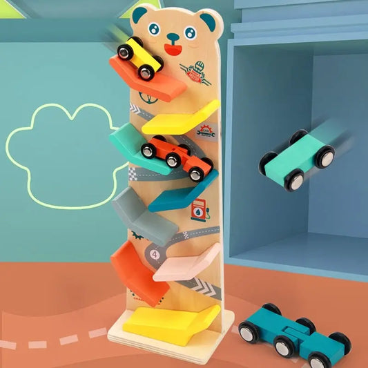 Une tour de jouets en bois avec des voitures et des ours en peluche.