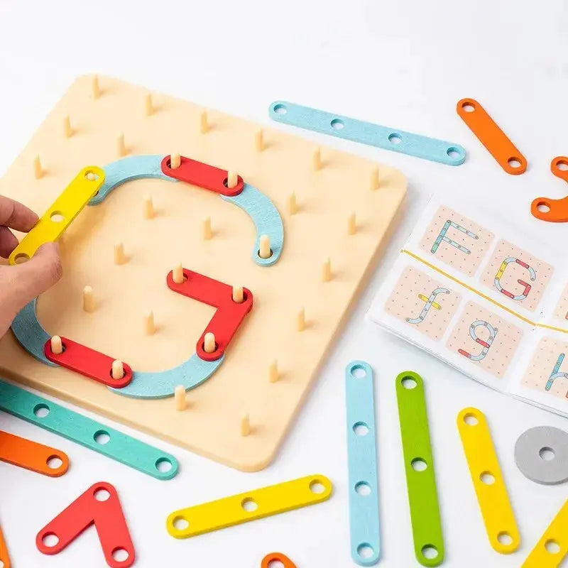 Main d'enfant jouant avec un tri de formes géométriques colorées et un puzzle "Jeu de construction Montessori à forme variable - Image à copier".