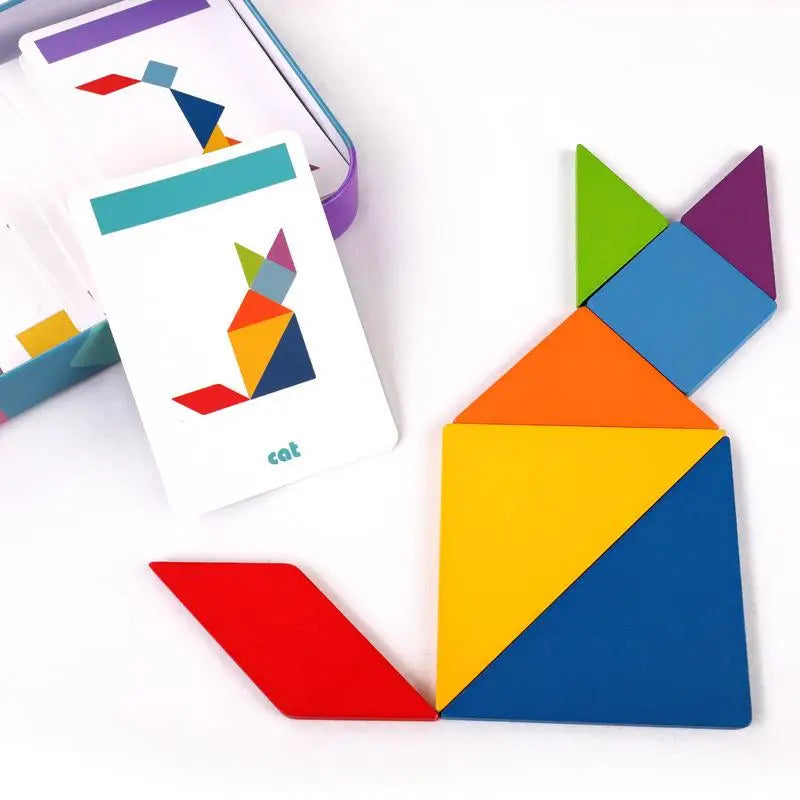 Un ensemble de formes géométriques colorées dans une boîte en métal. Livre Puzzle Tangram Magnétique.