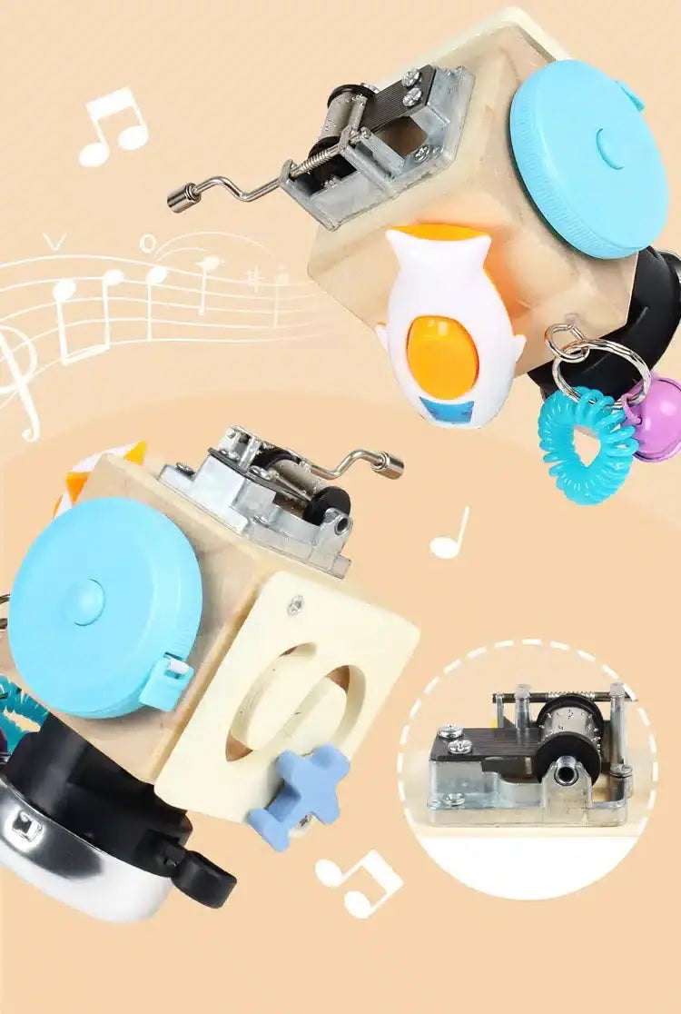 Deux mini cubes sensoriels musicaux Busy Board présentent des engrenages, des interrupteurs et des accessoires colorés sur un fond de notes de musique, avec des reflets révélant un gros plan détaillé du mécanisme d'engrenage.