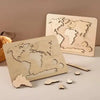 Le Puzzle du monde en bois Montessori repose sur la table, ses pièces complexes dispersées comme le délice d'une salle de classe Montessori, avec des espaces ouverts invitant les explorateurs à compléter ce voyage ludique du monde.