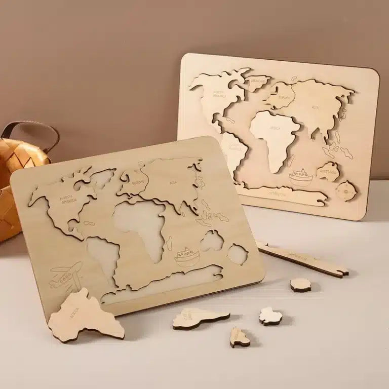 Le Puzzle du monde en bois Montessori repose sur la table, ses pièces complexes dispersées comme le délice d'une salle de classe Montessori, avec des espaces ouverts invitant les explorateurs à compléter ce voyage ludique du monde.