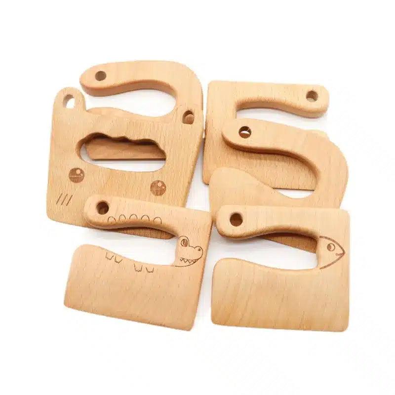 Un ensemble de jouets en bois avec un manche en bois.