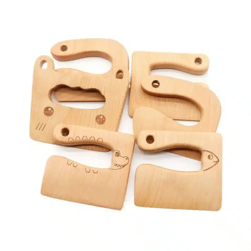 Un ensemble de jouets en bois avec un manche en bois.