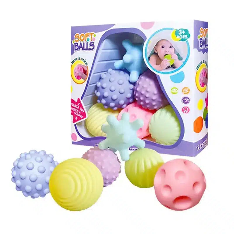 Un ensemble de Set de 6 boules sensorielles pour bébés - Texturées affichées avec leur emballage.