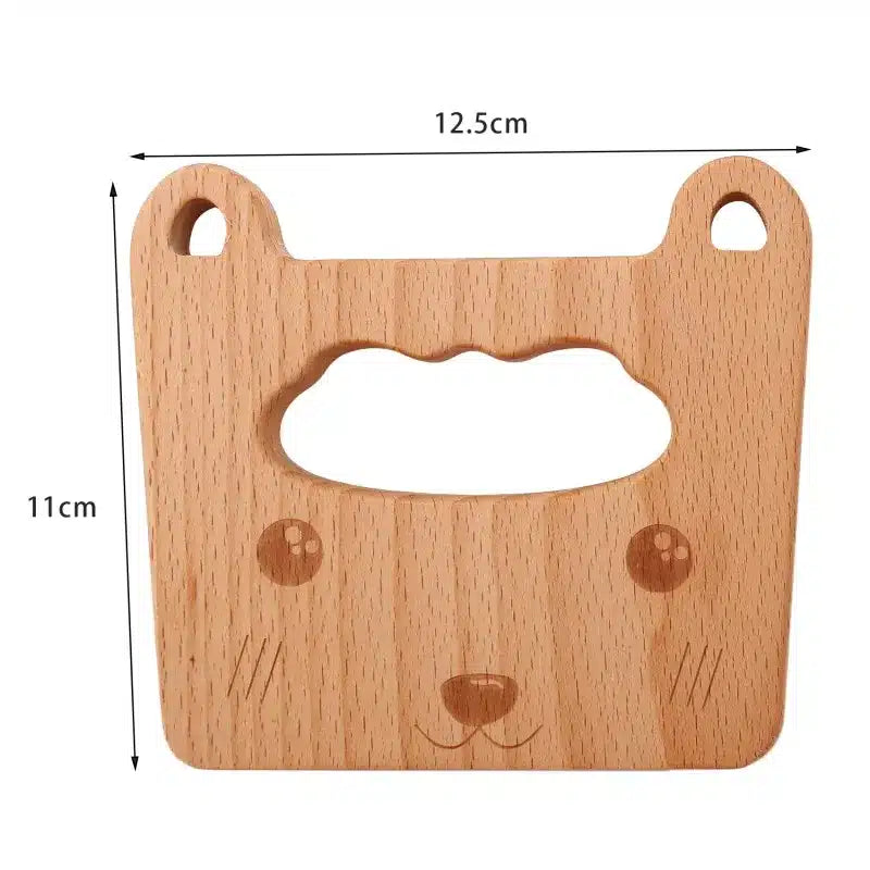 Un jouet en bois avec une tête d'ours dessus.