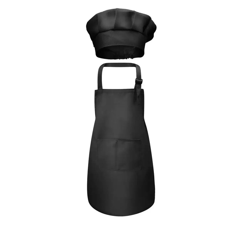 Ensemble toque et tablier de chef noir avec poches avant, isolé sur fond blanc.
