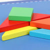 Un ensemble de blocs colorés Livre Puzzle Tangram Magnétique sur une surface bleue.