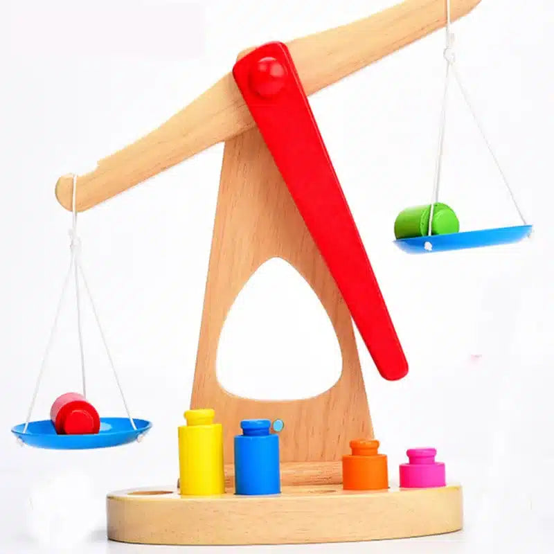 Une balance en bois avec des boules colorées dessus devient une Balance Ancienne en Bois avec des boules colorées dessus.