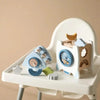 Une chaise haute en bois avec des jouets dessus.