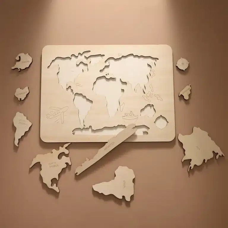 Le « Puzzle du monde en bois » Montessori présente une carte du monde avec des continents étiquetés et des icônes de transport, élégamment disposés sur une riche surface marron.