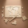 Le « Puzzle du monde en bois » Montessori présente une carte du monde avec des continents étiquetés et des icônes de transport, élégamment disposés sur une riche surface marron.