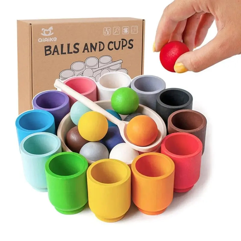 Ensemble de jouets en bois balles et tasses.