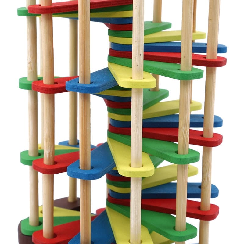 Un jouet en spirale en bois coloré représentant un Tour à 3 Boules à Marteler sur un fond blanc.