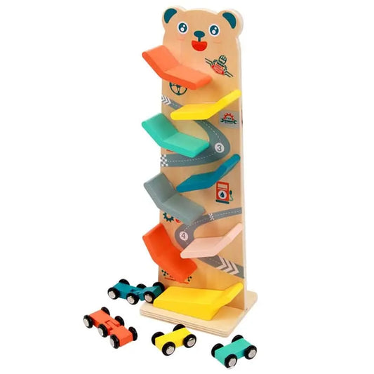A Rampe en Bois Votiures - Piste de Course pour Tout-Petits propose des animations pour les tout-petits.