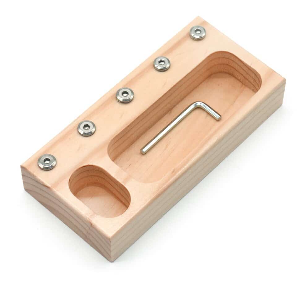 Un coffret en bois avec Vrai Outils pour Enfants à Vissers pour les enfants.