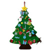 Une décoration festive des fêtes, mettant en vedette un sapin de Noël en feutre vert orné de 26 pièces.
