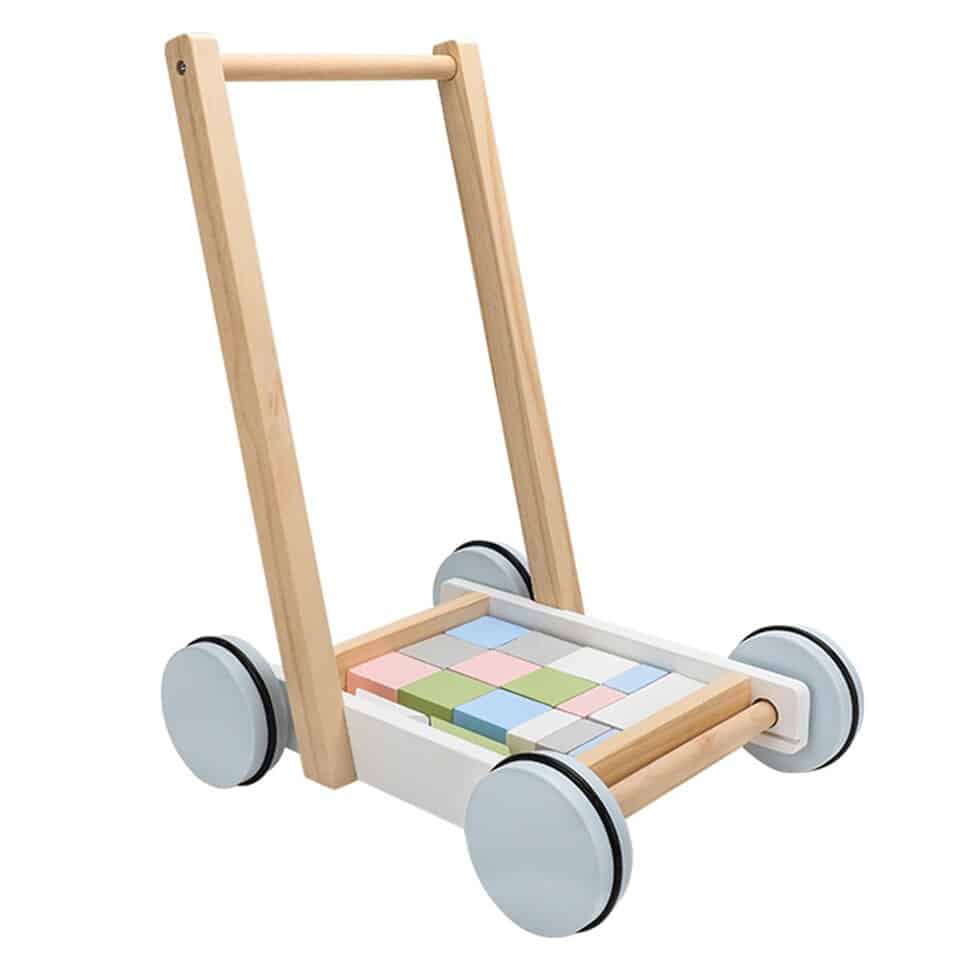 Un Pousseur Chariot avec Cubes de Construction Pastel en bois.
