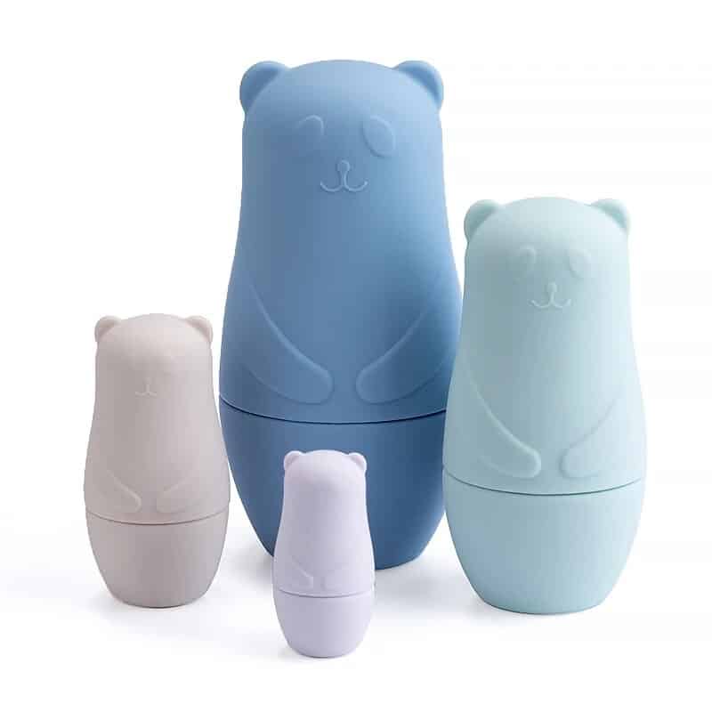 Un lot de quatre mugs en forme de panda.
