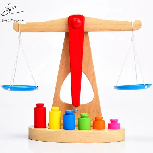 Une balance en bois avec des boules colorées dessus.