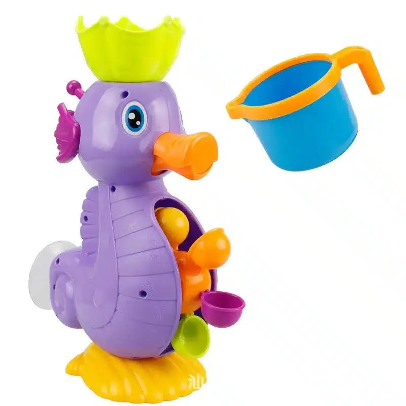 Un Jouet de Bain Déversoir en forme d'hippocampe avec un gobelet et un seau, conçu pour s'accrocher à la baignoire.