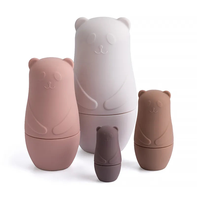 Un ensemble de trois tasses en forme d'ours sur fond blanc.